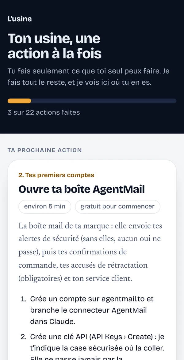 Page « Ton usine pas à pas » sur téléphone : 3 sur 22 actions faites, et la prochaine action, « Ouvre ta boîte AgentMail », avec son coût, une durée indicative et ses consignes.